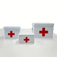 Бела метална кутија за прву помоћ